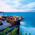 Rock Bar op Bali: dit dakterras maakt deel uit van het Ayana Resort & Spa en ligt op natuurlijke rotsen zo’n 14 meter boven het zeeniveau. Populair onder toeristen en locals die al drinkend van de zonsondergang willen genieten. Maar eens de zon onder is, verandert Rock Bar in een populaire uitgaansplek. © Ayana Resort & Spa