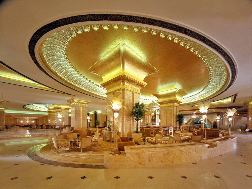 Emirates Palace Hotel in Abu Dhabi, Verenigde Arabische Emiraten: mocht je toevallig een paar duizend dollar in je zak hebben, kun je het in deze lobby laten omtoveren tot goud. In dit weelderige 394 kamers tellende hotel staat namelijk sinds 2010 een ‘Gold to Go’-automaat die alles van munten tot hangers omwisselt in goudstaven van 1 tot 250 gram. © Emirates Palace Hotel