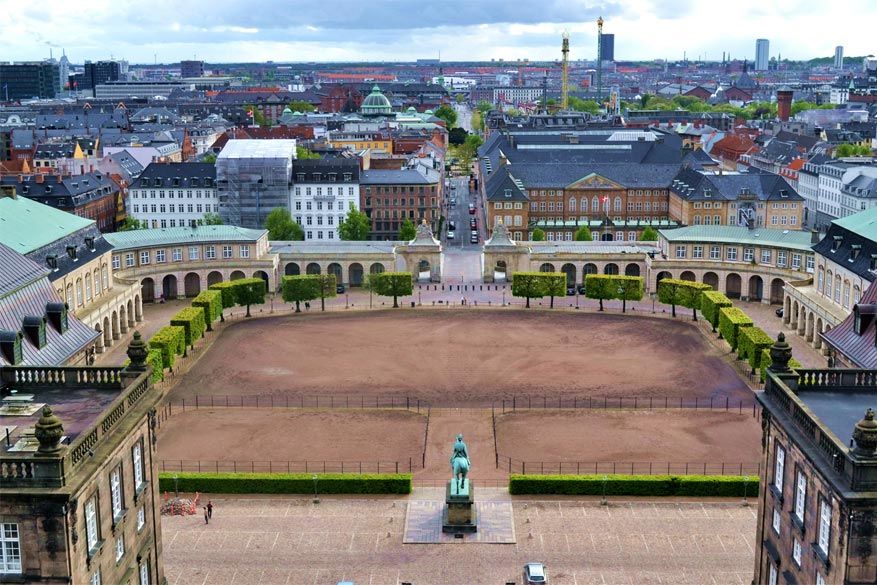Kopenhagen: de ingang van Christiansborg vanop de toren