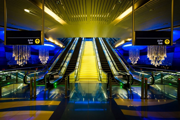 Khalid Bin al Waleed Station in Dubai: een metrostation waar de Tsjechische architect Jitka Kamencová haar stempel op heeft gezet. Weelderige sculpturen met water en licht versieren het plafond, die door voorbijgangers wel eens ‘de gigantische kwallen’ worden genoemd. Het station ligt vlakbij het Burjuman Shopping Centre. © Igwe Aneke
