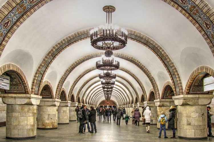 Zoloti Vorota Station in Kiev, Oekraïne: een van de bekendste metrostops in Kiev. Het opende als een onderdeel van de eerste Syretsko-Pecherska Lijn op 30 december 1989. Een hele resem architecten werd aangesteld om het station te construeren. Blikvangers zijn vooral grote kroonluchters met lampen in de vorm van kaarsen, de vele mozaïek, de pilaren uit witte marmer en de granieten vloer. © CK_CK