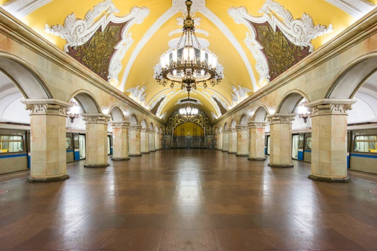 Komsomolskaya Station in Moskou, Rusland: dit station, geopend in 1935, is een van de meest indrukwekkendste in Moskou. Het barokke gele plafond is versierd met acht mozaïekpanelen en kostbare stenen, terwijl de pilaren bestaan uit rozige kalksteen en de vloer uit graniet. © Tanatat Pongpibool