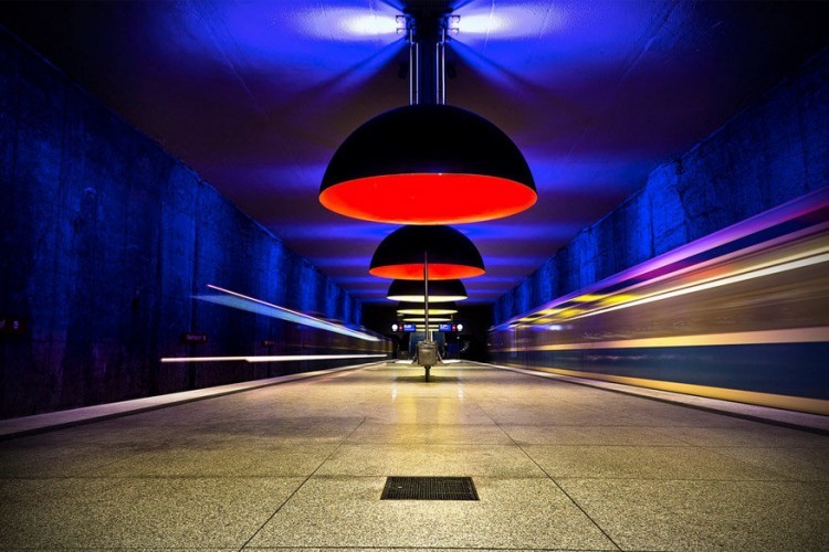 Westfriedhof Station in München, Duitsland: dit station heeft zowel een rustieke als een erg moderne look-and-feel. De muren zijn restanten van de versterkte tunnelwanden, eerder kleurloos en saai, maar dankzij de strakke lichtkoepels krijg je als bezoeker een veel gezelligere indruk. © Geo Messmer