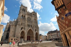 Minstens zo indrukwekkend als die in Parijs is de Notre-Dame in Amiens. Sterker nog: het is de grootste gotische kathedraal van Frankrijk. Sinds 1981 staat ze met recht en reden op de Werelderfgoedlijst van UNESCO. De eerste steen van de kathedraal werd gelegd in 1220 waarna het een van de zuiverste voorbeelden van de gotiek representeert. © Toerisme Amiens