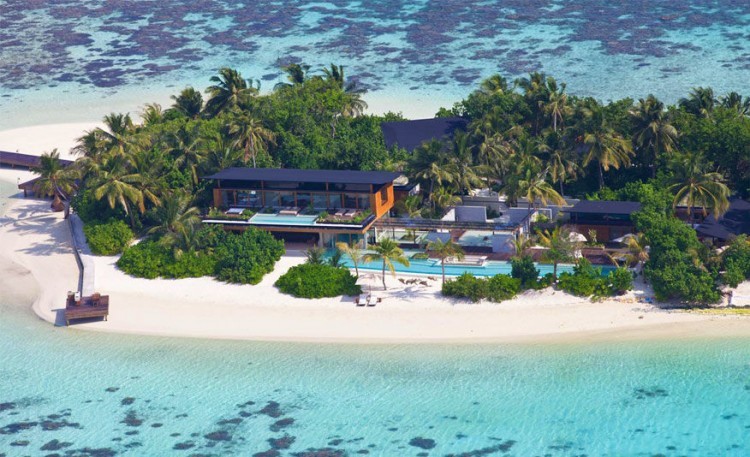 Coco Privé Kuda Hithi opende in 2012 op de Malediven en moet haast het meest verfijnde resort van het land zijn. De twee verdiepingen tellende Palm residentie werd ingericht met zorgvuldig uitgekozen interieurs. Van de 5 gastenvilla’s hebben er twee bovendien een infinity pool. Er kookt een chef alles wat je hartje begeert en om de tijd te doden staan er jachten, kajaks, speedboten en ander watersportmateriaal klaar naast de 24 uur beschikbare spatherapeuten. Vanaf 32.500 dollar per nacht voor 12 gasten. © Coco Privé