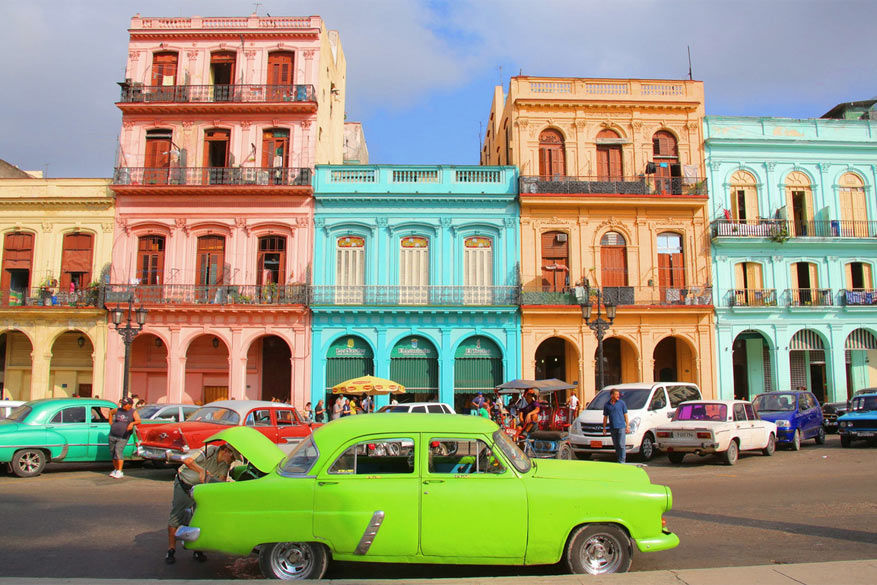 Cuba: de gevels zijn er kleurrijk net zoals de typische auto's. © Tom Hartrey