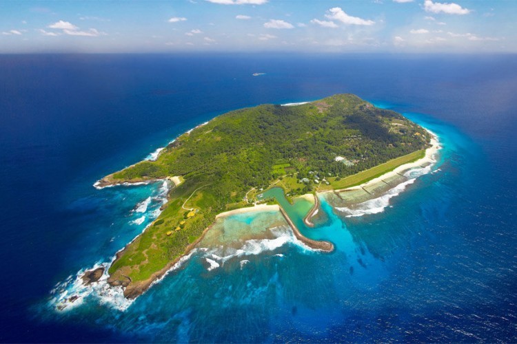 Fregate Island Private ligt naast North Island en is het meest luxueuze privé-eiland in de Seychellen. Het resort werd recentelijk helemaal opgefrist met een jachthaven, een jachtclub, een boomhut en een kids club. Op het eiland leeft ook de grootste populatie van de Aldabra of Seychellenreuzenschildpad: zo’n 2.200 lopen er vrij rond. Bovendien vormt het eiland een veilig toevluchtsoord voor bedreigde vogels. © Fregate