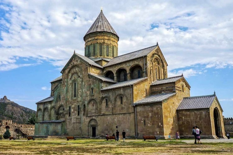 De Svetitschoveli-kathedraal staat in Mtscheta in Georgië. Hier ligt de mantel van Jezus Christus begraven. Lange tijd was de kathedraal een voorname kerk in Georgië, maar tegenwoordig is het de zetel van de aartsbisschoppen van Mtscheta en hoofdstad Tbilisi. De Svetitschoveli-kathedraal werd al gebouwd in de 4de eeuw. © Globetrotter