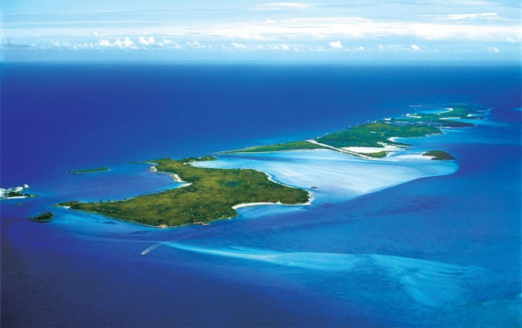 Het 60 hectare grote toevluchtsoord Musha Cay in de Bahamas van goochelaar David Copperfield telt 5 huizen en wordt omringd door nog 10 andere eilanden, ook de zijne. Je vindt er onder andere een strandbioscoop, een drijvend tennisveld en biljardtafels. Van de 40 stranden is de lange zandstrook het indrukwekkendst. Je kan er lunch laten serveren voor twee. Vanaf 27.000 euro voor het hele eiland voor 12 gasten. © Totally Nailed It