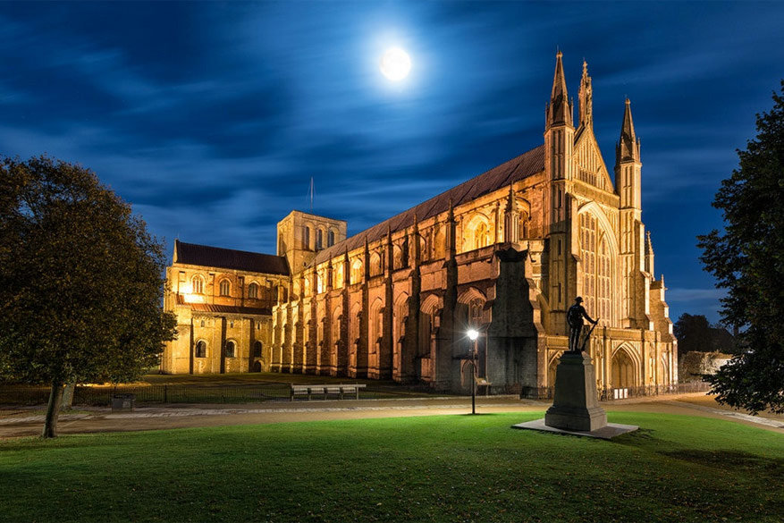De kathedraal van Winchester is een anglicaanse bisschopskerk en een van de grootste in Engeland. De crypte, het oudste deel van de huidige kathedraal, dateert uit de 12de eeuw. Niet alleen voor de indrukwekkende bouwstijl lokt de kerk veel bezoekers. Hier ligt ook het graf van de beroemde Engelse schrijfster Jane Austen. © Adrian Błaszczyk