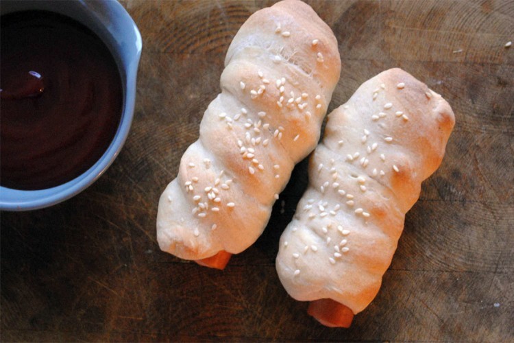 Bagel: hotdog omhuld in gebakken bageldeeg en geserveerd met mosterd. © bimbim101