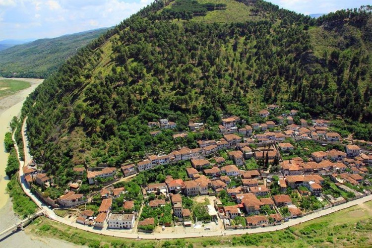 Berat, Albanië: Mangalem, zo heet het dorpje dat het oude stadsgedeelte van Berat beslaat, ligt aan de oevers van de rivier Osum en versiert ook de Werelderfgoedlijst van UNESCO. Tijdens de middeleeuwen vormde het een grensstadje met het Byzantijnse Rijk, waarvan de citadel nog een overblijfsel is. © Tony Pham