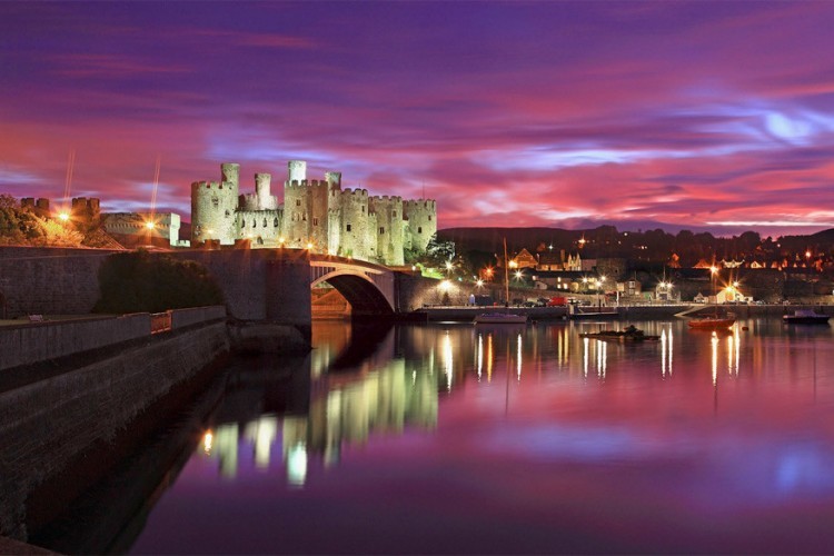 Conwy, Wales: dit plekje in het noorden van Wales zou niet alleen bij daglicht maar ook tijdens de val van de avond een plaatje zijn. Hoogtepunten hier zijn de middeleeuwse stadmuren en bijhorende kastelen. © Andrew Ray