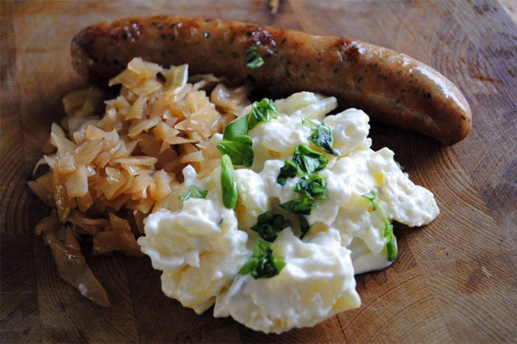 Duitsland: Frankfurter worst met zuurkool, aardappelsalade en mosterd, zonder broodje. © bimbim101