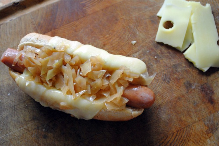 Kansas City: hotdog in een broodje met sesamzaad afgewerkt met zuurkoor en gesmolten Zwitserse kaas.
