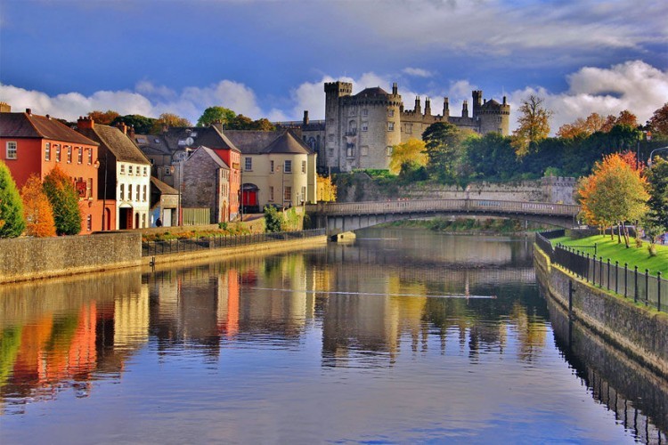 Kilkenny, Ierland: aan de oevers van de rivier Nore in de provincie Leinster ligt Kilkenny. Hoewel het vaak als ‘stad’ aangegeven wordt, is het eerder een groot dorp. Hun cultureel erfgoed bestaat enkel uit het Kilkenny Castle, St Canice’s Cathedral en de middeleeuwse stadomwalling. © gennadylanda