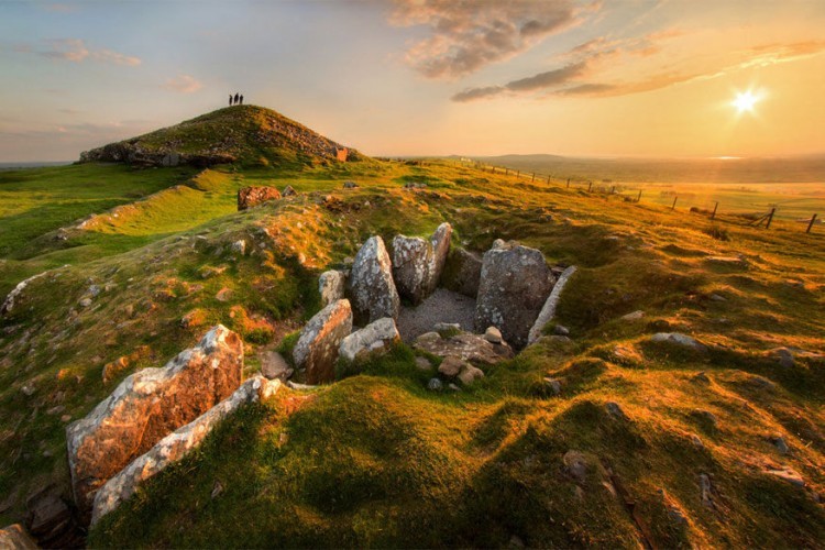 Minder bekend dan Newgrange maar niet minder fascinerend zijn de neolithische tombes van Loughcrew die afgestemd worden op de zonnewende in de lente en de herfst. Klim naar de top van de steile met gras en schapen bedekte heuvel en leg je picknickdeken al maar klaar. Vanaf hier heb je zicht over de bergen en het platteland. © Stephan Emerson