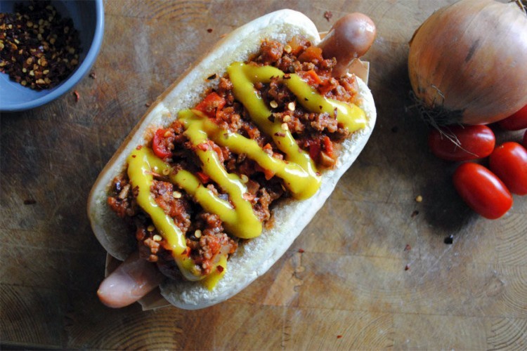 Michigan: hotdog in een broodje met op tomaten gebaseerde pikante vleessaus en mosterd. © bimbim101