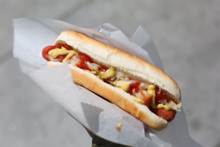 New York : hotdog in een broodje en afgewerkt met mosterd, zuurkool en ajuinsaus. © Gabriella Bass