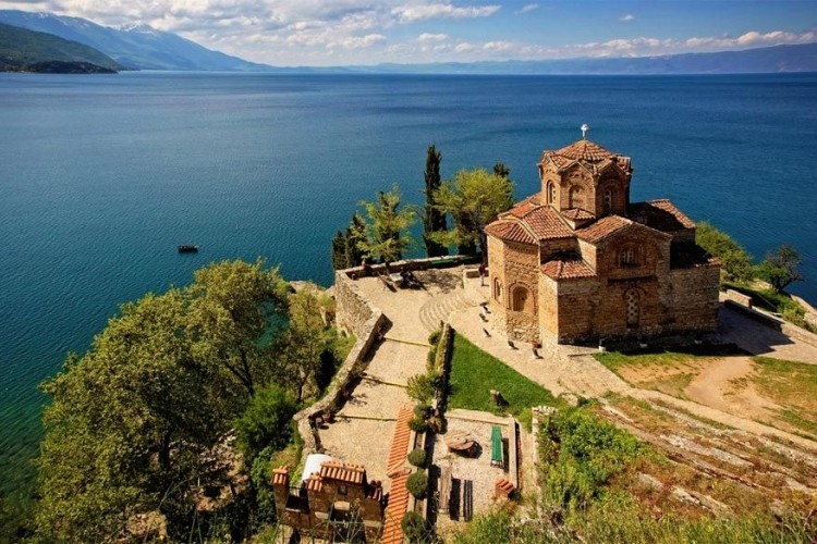 Ohrid, Macedonië: dit stadje ligt aan de kustlijn van het gelijknamige meer en is een van de 28 sites ter wereld die op twee UNESCO Werelderfgoedlijsten staan voor zowel hun indrukwekkende cultuur als hun prachtige natuur. © Walde Jansky