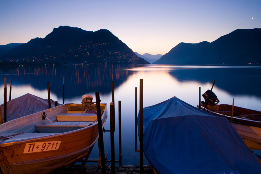 Ticino: het sfeervolle meer Lugano bij valavond
