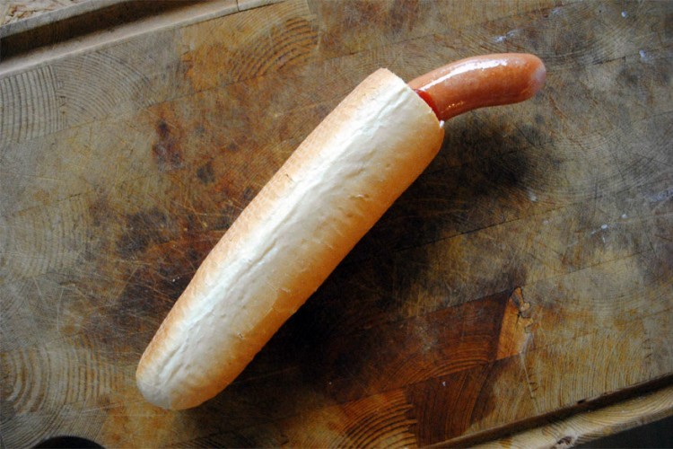 Tsjechië: een worst verstopt in een rond, lang broodje afgewerkt met ketchup en mosterd. © bimbim101