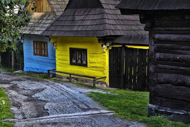 Vlkolinec, Slowakije: nog een dorpje dat terecht op de UNESCO Werelderfgoedlijst staat. Vlkolinec bestaat uit 45 nog originele gebouwen in de stijl van een traditioneel Centraal-Europees dorp. Nergens anders vind je nog zo’n complete nederzetting van typische houten loghuisjes. © Marek Kubinek
