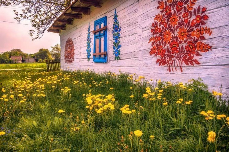 Zalipie, Polen: dit dorpje in het zuiden van Polen is het bekendst omwille van hun cottages die gedecoreerd zijn met ingewikkelde ontwerpen. Die traditie ontstond naar verluidt een eeuw geleden dankzij de vrouwen uit het dorp. © Marian Latocha