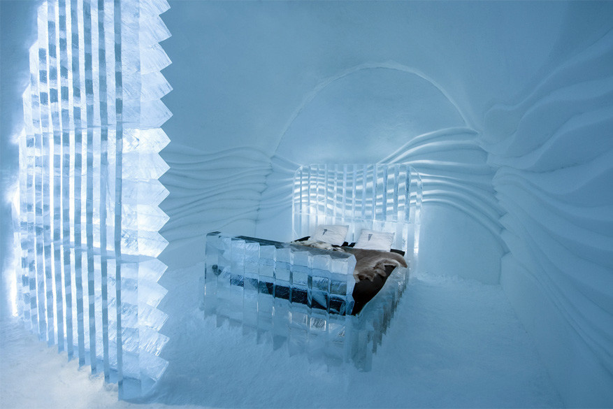 De slaapkamers in het ijshotel zijn telkens kunstig afgewerkt