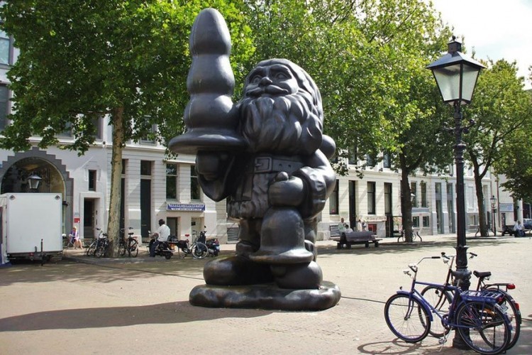 Santa Claus in Rotterdam, Nederland: op het Eendrachtsplein staat dit 5,5 meter grote beeld, gemaakt door de Amerikaanse beeldhouwer Paul McCarthy in 2001. Het beeld stelt de kerstman voor die een kerstboom vasthoudt. Maar al snel gaven de Rotterdammers er hun eigen interpretatie aan en kreeg het beeld de bijnaam ‘Kabouter Buttplug’. © Stewie1980