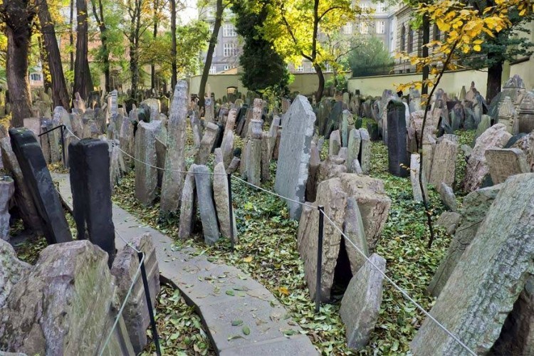 Oude Joodse begraafplaats in Praag, Tsjechië: dit kerkhof dateert uit de 15de eeuw maar werd pas operationeel in 1787. De eerste indruk die je hier krijgt is vaak slordig. De 12.000 zichtbare grafstenen staan door elkaar in rare hoeken opgesteld en wandelpaden worden aangegeven met touwen. Verteld wordt echter dat er maar liefst meer dan 100.000 lichamen begraven zouden zijn. Het was namelijk verboden om graven te verwijderen en dus vond Praag er niets beter op dan ze elkaar te stapelen. Wist je trouwens dat Hitler tijdens de Holocaust alle Joodse begraafplaatsen wilde vernietigen, behalve dit? Mocht zijn veroveringsplan gelukt zijn, maakte het kerkhof deel uit van een museumsite. © Marco Varrone