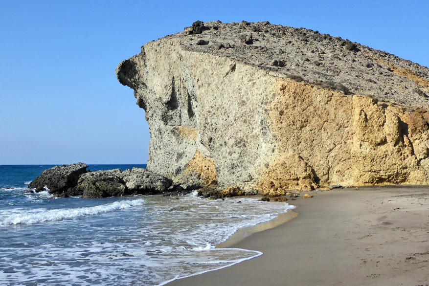 Bijzondere rotsformaties versieren de kustlijn