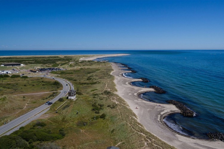 Skagen: het meest noordelijke plekje van Denemarken waar je onder meer de Råbjerg Mile of wandelende duin kan vinden. Je kan er ook wandelen op ‘The Branch’, een strook strand waar de wateren van de Kattegat- en Skagerrakzee elkaar ontmoeten. © Lasse Hjort
