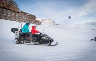 Sneeuwscooter: geen spannendere manier om een skigebied te ontdekken met een sneeuwscooter. De routes zijn wat pittiger, je rijdt moeiteloos tegen steile hellingen op en als de piste het toelaat, geef je wat gas bij. Spring achterop bij de begeleider of bestuur je eigen voertuig, sfeer gegarandeerd! © Val Thorens / C. Cattin