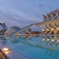 6. Ga een dag op ontdekking in de Stad van Kunst en Wetenschappen: dit toonbeeld van futuristische architectuur is het werk van Valencia's eigen architect Santiago Calatrava. Met de bouw van la Ciudad de las Artes y Ciencias, de Stad van Kunst en Wetenschap, werd in 1989 begonnen. Het laatste gebouw was in 2009 klaar. De kolossale structuur huisvest een IMAX-bioscoop (in de Hemisfèric), Europa's grootste aquarium (in Oceanogràfic), het wetenschapsmuseum Príncipe Felipe en het avant-gardistische operagebouw Palau de les Arts Reina Sofía. Ook de waterpartijen, de indrukwekkende brug l'Assut de l'Or en de evenementenhal Agora zijn een streling voor het oog. Hier kan je makkelijk een volledige dag doorbrengen. Gecombineerd toegangstickets kopen is mogelijk. © Pixabay