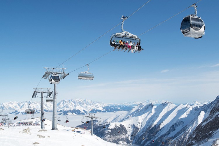 Penken Kombibahn in Mayrhofen: voor wie niet kan kiezen is de ‘chondola’ (een samentrekking van ‘chair’ en ‘gondola’) in het leven geroepen. Dat is één kabelbaan die afwisselend cabines of zetels aanbiedt om boven te geraken. Nog een voordeel: ook in slechte weersomstandigheden is het aangenaam vertoeven in deze lift dankzij de cabines. De grootste ‘chondola’s’ zijn te vinden in Mayrhofen, Alpe d’Huez, Are in Zweden, Kaprun, Lech en Obertaueren. Deze in Mayrhofen telt 8 zetels en 10 gondola’s. © Doppelmayr.com