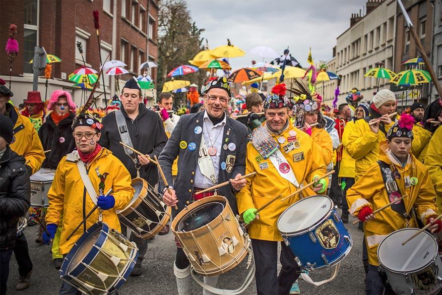 Carnaval in Duinkerke betekent veel volk, muziek en kleur in het straatbeeld. © bobostudio 2013