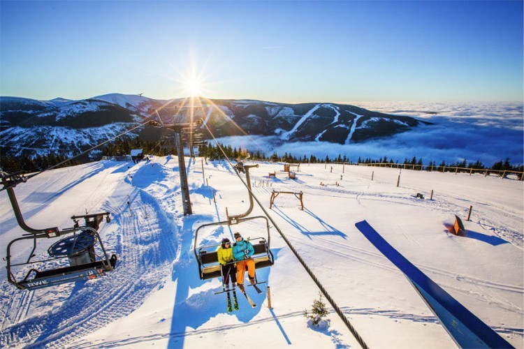 1. Skiën in het Ertsgebergte. Een wintersportvakantie in Tsjechië is niet alleen voordelig, de gezellige stadjes in de nabije omgeving dragen bij tot de sfeer en de gebieden zijn zeer geschikt voor wie nog nooit op de latten heeft gestaan. Het Ertsgebergte vormt de grens tussen Tsjechië en Duitsland en de hoogte bergtop aan de Tsjechische kant heet Klínovec (1.244 m). Skiareal Klínovec is het grootste skigebied in het Ertsgebergte. Samen met het Duitse skicentrum Fichtelberg bieden de twee skicentra een gezamenlijke skipas aan en er is een skibus die de gebieden met elkaar verbindt. Het gebied heeft 33 km aan skipistes in alle moeilijkheidsgraden. Pret voor de hele familie!