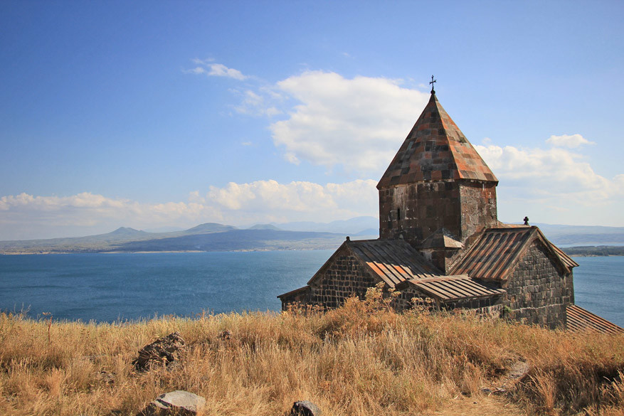 het klooster van Sevan aan het gelijknamige meer.