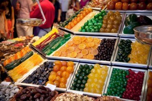 La Boqueria in Barcelona: bezoek je Spanje? Houd dan halt in ten minste één overdekte markt. In Barcelona vind je La Boqueria, ontstaan als extra vleeshal bij een al bestaande markt. Nu staat de plek op zichzelf en trekt het heel wat volk. Dat heeft misschien ook te maken met het feit dat de hal vlak aan de Ramblas ligt. Stap er ondanks de drukte eens binnen en proef van alles wat, de keuze is er enorm! Open van dinsdag tot zaterdag van 18u tot 23u en op zondag van 12u30 tot 23u. © Nicole Hanusek via Flickr Creative Commons