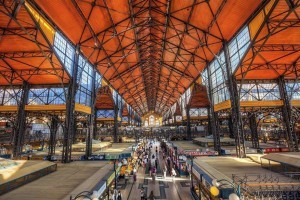 Great Market Hall in Boedapest: de grootste markthal van de Hongaarse hoofdstad is een stijlmix tussen een Turkse moskee en een Frans treinstation. Het werd ontworpen door de bekende Hongaarse architect Samu Pecz in 1890. De man eert zowel Gustave Eiffel omwille van het ijzerwerk aan de binnenkant als Gaudi dankzij flamboyante buitengevels. Hier proef je de beste lángos, de ultieme Hongaarse snack: een gefrituurd deegje met zure room en kaas. Open van dinsdag tot vrijdag van 6u tot 18u, op maandag van 6u tot 17u en op zaterdag van 6u tot 15u. © Miroslav Petrasko via Flickr Creative Commons