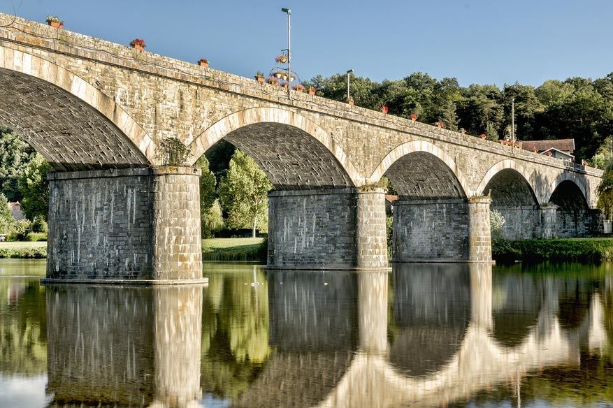 Het rijke verleden van Auvergne begeleidt je over kleine wegen en bruggen lang authentieke dorpjes.