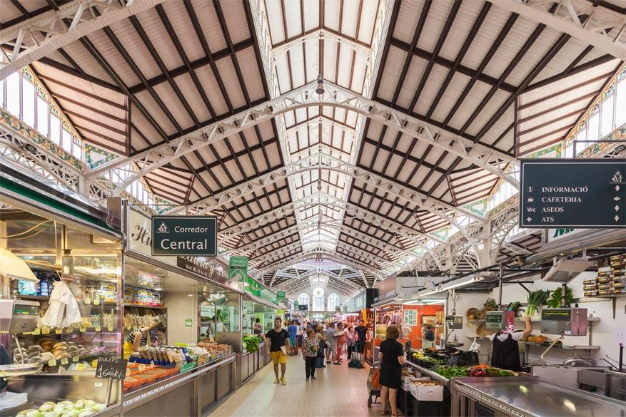 Mercat Central in Valencia: de in art-nouveaustijl opgetrokken overdekte markt uit 1914 is aan de buitenkant alleen al een plaatje. Binnenin word je verwend met een assortiment aan regionale producten verspreid over 300 handelstandjes. Wil je de markt een bezoekje brengen? Wees er dan op tijd bij. De hal sluit in de vroege namiddag wanneer de siësta begint en opent dan pas de volgende dag. Open van maandag tot zaterdag van 7u tot 15u. © Wikimedia Commons