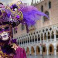 Venetië in Italië, van 11 tot 28 februari 2017: het bekendste carnavalsfeest in Europa. De festiviteiten beginnen met het Festa delle Marie en de bijhorende gekostumeerde processie die richting het San Marcoplein marcheert. De overige dagen vult de stad zich met feestvierders in knappe kostuums en mysterieuze maskers. © Pixabay