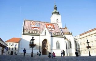 4. Na de uitputtende trappen, wandel ik nog enkele steile straatjes in en beland ik bij de St. Marks kerk. Deze 13de-eeuwse kerk reconstrueerden men in de 14de eeuw naar een laatgotische stijl met een aantal romaanse kenmerken. Het betegelde dak toont motieven van het Koninkrijk Kroatië, Slavonië en Dalmatië en het wapenschild van de Stad Zagreb in 1878. Ondanks mijn Kroatische roots was ik er nog nooit geweest. Maar eenmaal het gebouw ontdekt, bleef ik de motieven bewonderen! © Pixabay