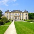 Wie houdt van intimiteit en kunst kan de twee het best combineren in het Rodin Museum in Parijs. Het museum, gelegen in het Hôtel Biron, werd recent heropend na een reeks grondige verbouwingen. In het chique optrekje geniet je van de beste werken van schilder en beeldhouwer Rodin inclusief de meesterwerken ‘De Kus’ en ‘De Denker’. Die laatste vind je in het beeldenpark aan het hotel. © Wikipedia Commons