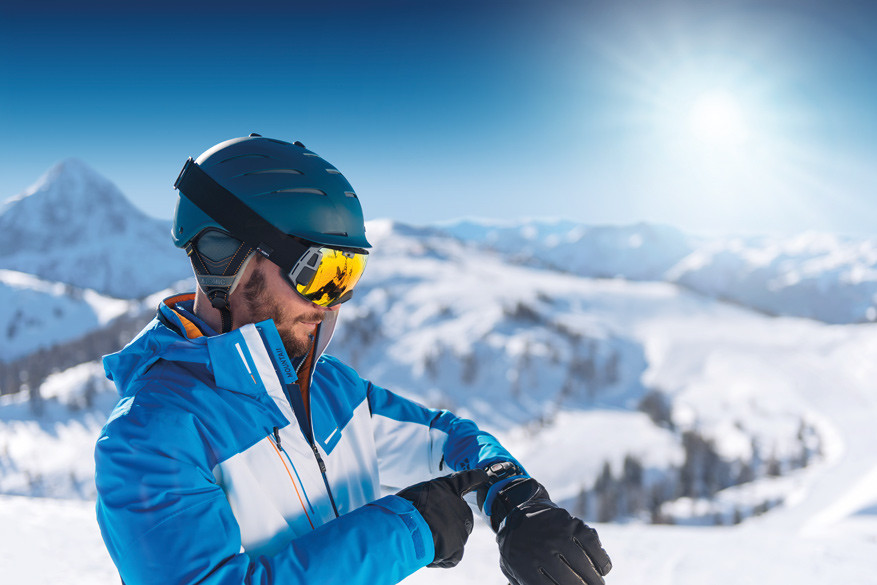 De data-skibril bedien je makkelijk met het bijhorende polsbandje. © Ski amadé Tourismus