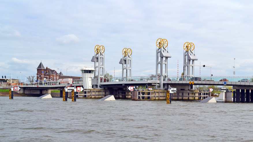 De Stadsbrug met gouden wielen staat er in zijn huidige vorm sinds 2001.