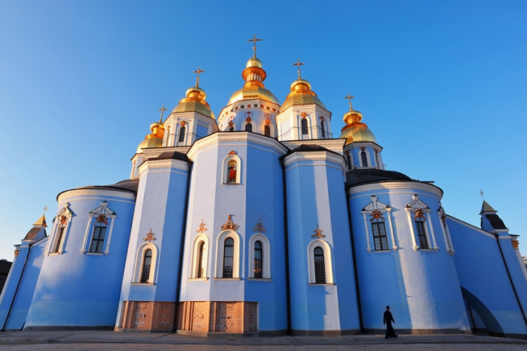 Sint-Michaels klooster in Kiev, Oekraïne: de gouden koepels van deze helderblauwe kerk zijn al van ver te zien. Eens dichterbij is het nochtans vooral de blauwe kleur van het oude klooster die je met verstomming doet slaan! © Wikimedia Commons