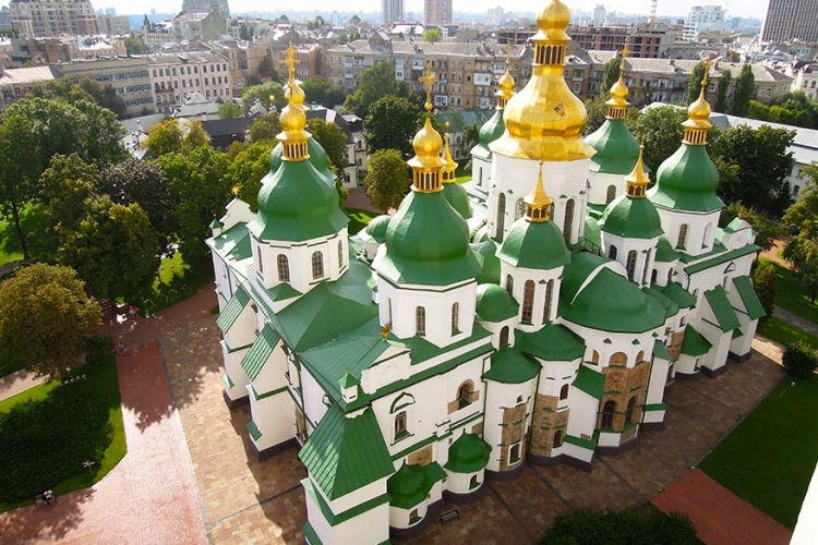 Sint Sophia kathedraal in Kiev, Oekraïne: als begraafplaats voor de heersers van het Kievse Rijk werd dit imposant bouwwerk uit de grond gestampt in de 11de eeuw. Herkenbaar aan de groene koepels die contrasteren met de witte muren. © Wikimedia Commons